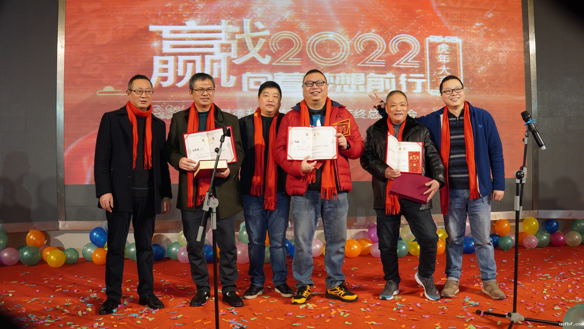 Leaders and outstanding employees to take a photo